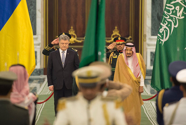 Король Саудовской Аравии Салман бен Абдулазиз Аль Сауд стоит рядом с президентом Украины Петром Порошенко во время церемонии приема в Эр-Рияде