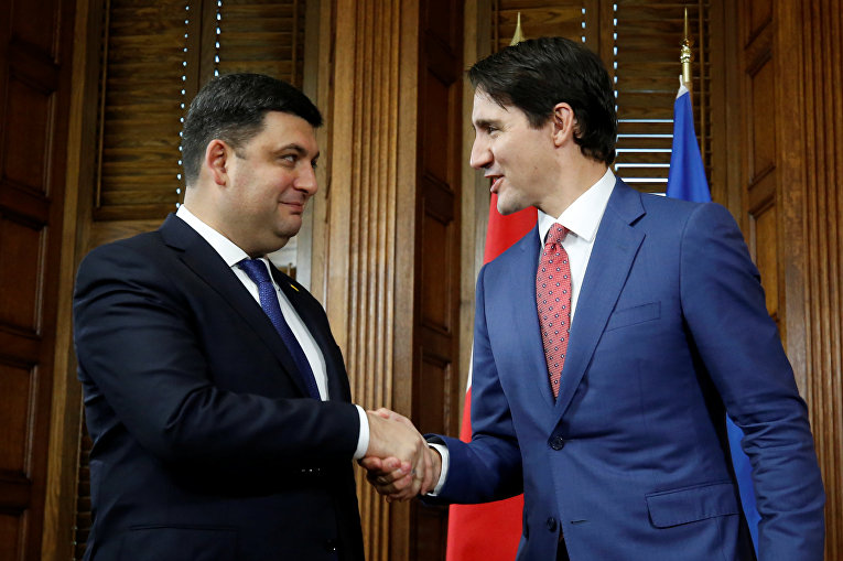 Премьер-министр Канады Трюдо обменивается рукопожатиями со своим украинским коллегой Гройсманом в Оттаве