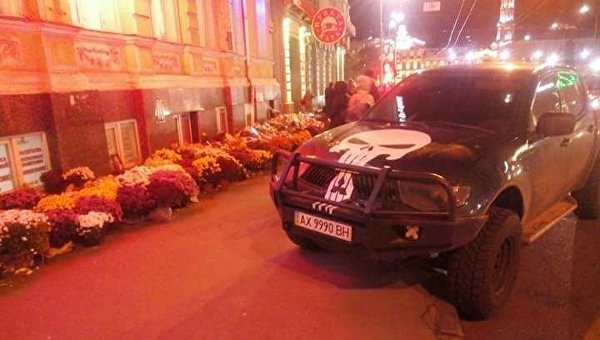 Внедорожник припарковался возле букетов, возложенных в память о погибших в результате ДТП в Харькове