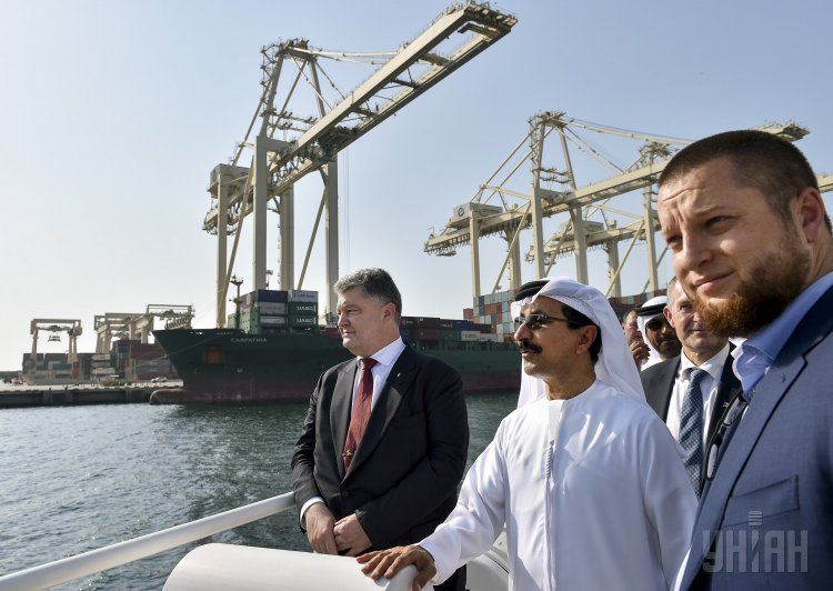 Президент Украины Петр Порошенко провел встречу с руководителем одного из крупнейших в мире портовых операторов DP World Султаном Ахмедом бин Сулаемом в рамках рабочего визита в Объединенные Арабские Эмираты