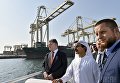 Президент Украины Петр Порошенко провел встречу с руководителем одного из крупнейших в мире портовых операторов DP World Султаном Ахмедом бин Сулаемом в рамках рабочего визита в Объединенные Арабские Эмираты