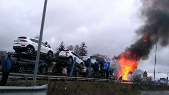 На трассе Киев-Чоп горит грузовик с новенькими джипами