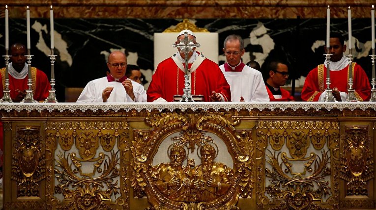 Папа Римский Франциск благословляет алтарь во время мессы для кардиналов и епископов, которые скончались в прошлом году, в соборе Святого Петра в Ватикане