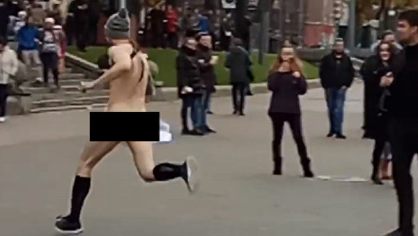 В Киеве голый мужчина бегал по Крещатику