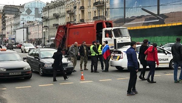 В Киеве полиция задержала мужчину, обмотанного флагом России
