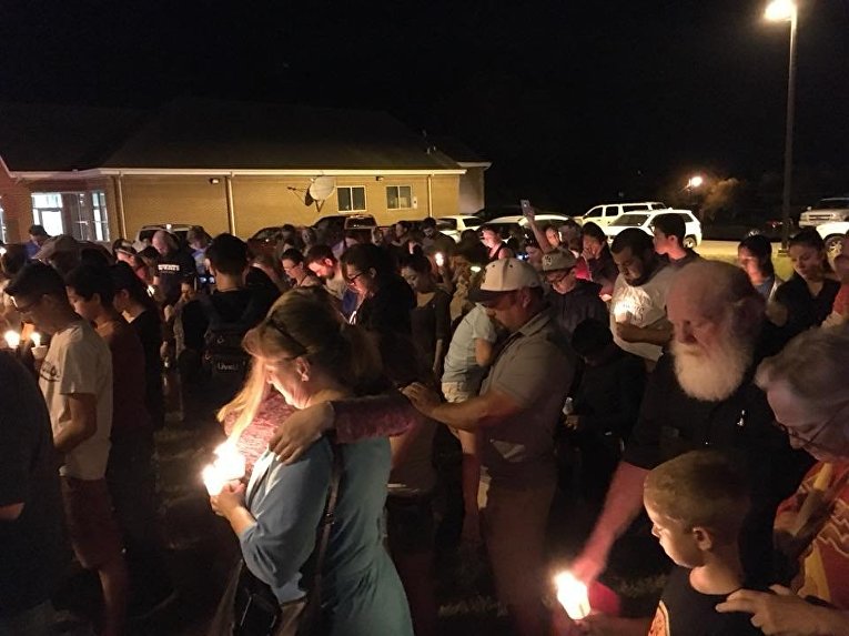 Люди молятся за погибших в стрельбе в Техасе
