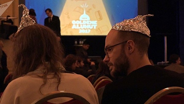 Церемония вручения премии Золотая шапочка из фольги в Берлине