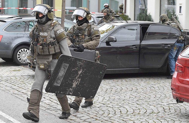 Немецкая полиция на месте происшествия во время захвата заложника