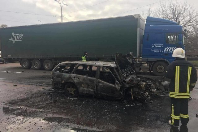В Киеве посреди дороги вспыхнул автомобиль