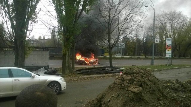 В Киеве посреди дороги вспыхнул автомобиль