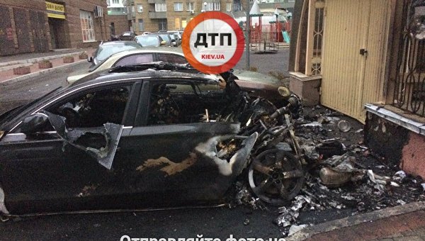 В Киеве взорвалось и сгорело авто