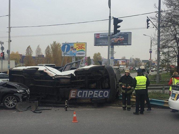 В Киеве маршрутка протаранила авто