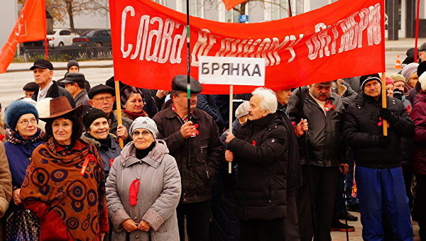 В Луганске прошел митинг в честь 100-летия Октябрьской революции