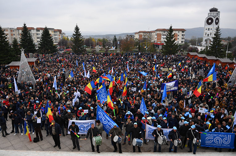 Сотрудники и члены профсоюза румынского автопроизводителя Dacia (группа Renault) принимают участие в акции протеста против проекта налоговой реформы, который может привести к сокращению заработной платы.
