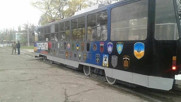 В Каменском трамвай украсили эмблемами добробатов