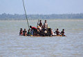 Беженцы-мусульмане на самодельном плоту плывут из Мьянмы в Бангладеш