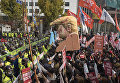 Протестующие в Сеуле держат огромный бюст Дональда Трампа. Выступая в Южной Корее он предложил лидеру КНДР Ким Чен Ыну путь к гораздо лучшему будущему.