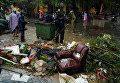 Вьетнамские полицейские убирают обломки после тайфуна Дамри, который нанес удар по древнему городу  Хой Ан (входит в список исторического наследия ЮНЕСКО)