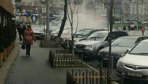 Улицу в центре Киева залило кипятком