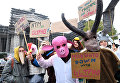 Активисты из EZLN проводят демонстрацию против американской агрохимической компании Monsanto перед Дворцом правосудия в Брюсселе