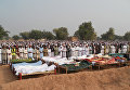 Пакистанские родственники и местные жители во время похорон жертв ночной автобусной аварии в районе Кохат в провинции Хайбер-Пахтунхва