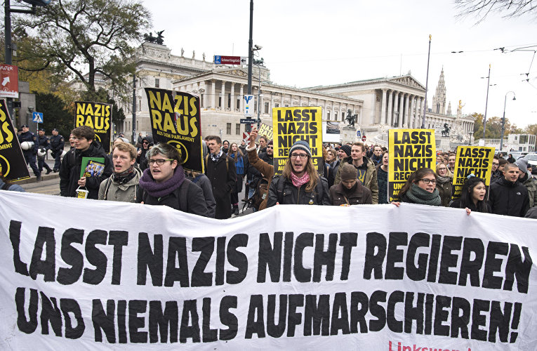 Антифашистские демонстранты во время демонстрации у стен австрийского парламента