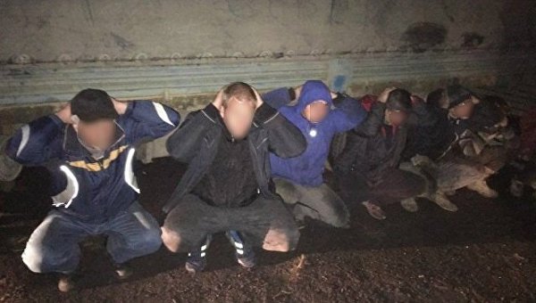 В Закарпатской области 12 мужчин пытались распилить винзавод