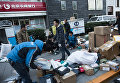 Почтовые рабочие в Пекине сортируют коробки с покупками, которые китайцы массово делают в канун Дня одиночек