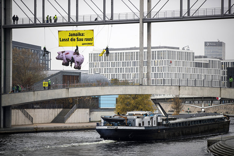 Активисты Гринпис вывесили на мосту в Берлине огромный макет свиньи, протестуя против создания широкой коалиции партий, победивших на выборах