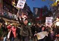 Протестующие поддерживают турецкого преподавателя Нурие Гульмена, который находится под арестом и объявил голодовку в тюрьме. Гульмена обвиняют в участии в антиправительственном мятеже