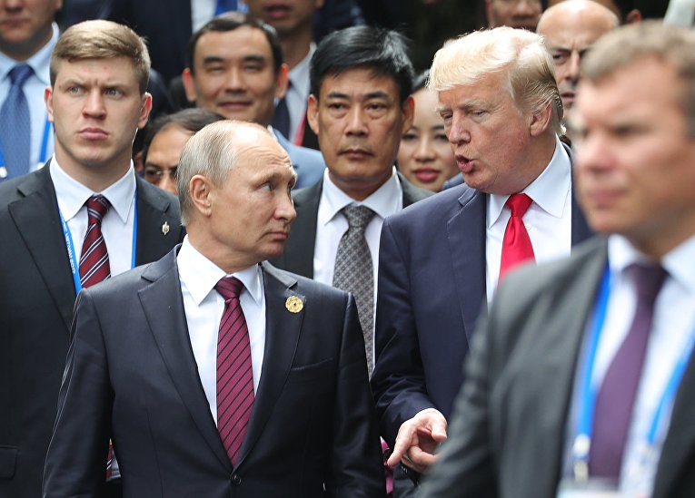 Президент РФ Владимир Путин и президент США Дональд Трамп перед совместным фотографированием лидеров экономик форума Азиатско-Тихоокеанского экономического сотрудничества (АТЭС)