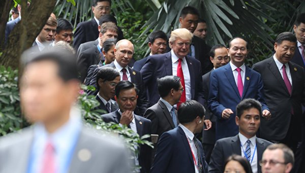 Президент РФ Владимир Путин и Дональд Трамп перед совместным фотографированием лидеров экономик форума Азиатско-Тихоокеанского экономического сотрудничества (АТЭС).
