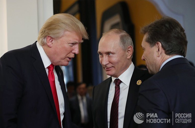 Президент РФ Владимир Путин и президент США Дональд Трамп (слева)