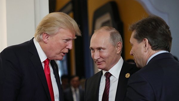 Президент РФ Владимир Путин и президент США Дональд Трамп (слева)