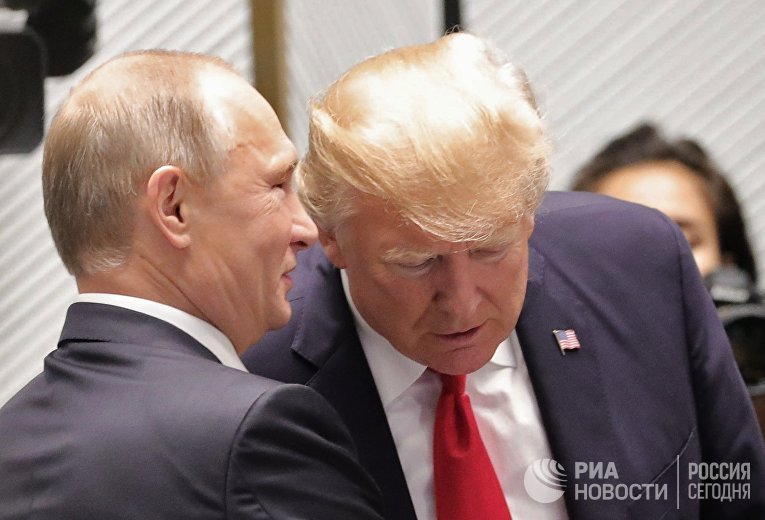 Президент РФ Владимир Путин и президент США Дональд Трамп (справа) на саммите АТЭС