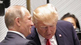 Президент РФ Владимир Путин и президент США Дональд Трамп (справа). Архивное фото
