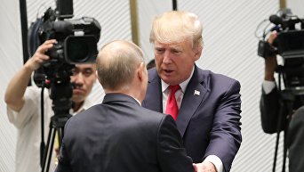 Президент РФ Владимир Путин и президент США Дональд Трамп (справа) на саммите АТЭС
