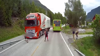 В Норвегии камера сняла, как грузовик едва не сбил мальчика. Видео