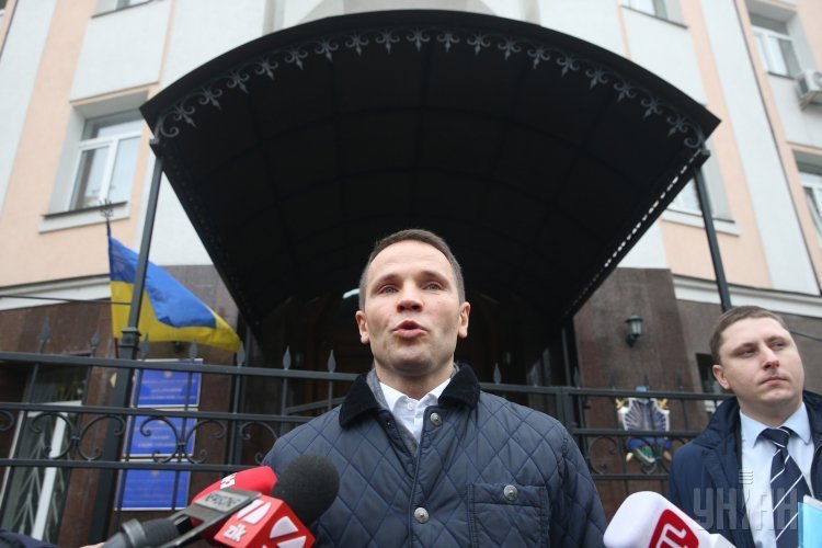 Народный депутат Юрий Деревянко отвечает на вопросы журналистов у здания Генпрокуратуры, в Киеве