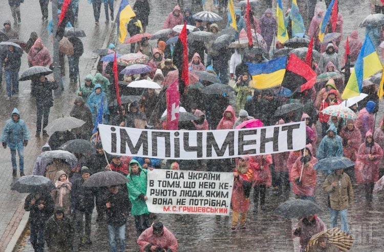 Участники Марша возмущенных за создание Антикоррупционного суда и принятия закона об импичменте президенту Украины, в Киеве.