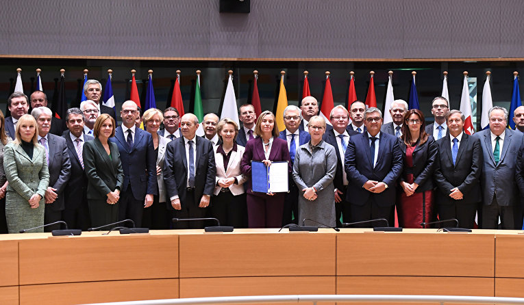 Министры иностранных дел и обороны Европейского союза присутствуют на церемонии подписания пакта о защите.