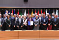 Министры иностранных дел и обороны Европейского союза присутствуют на церемонии подписания пакта о защите.