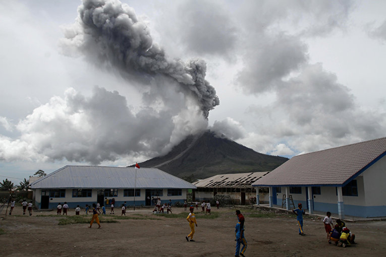 Извержение вулкана в Индонезии на острове Суматра.