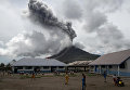 Извержение вулкана в Индонезии на острове Суматра.