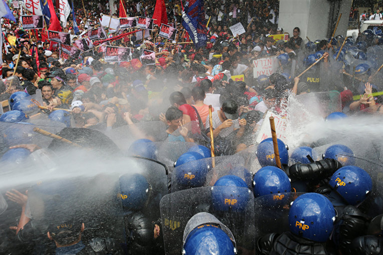 Протестующие столкнулись с полицией во время митинга против президента США Дональда Трампа, который участвует в саммите Ассоциации государств Юго-Восточной Азии в Маниле, Филиппины.