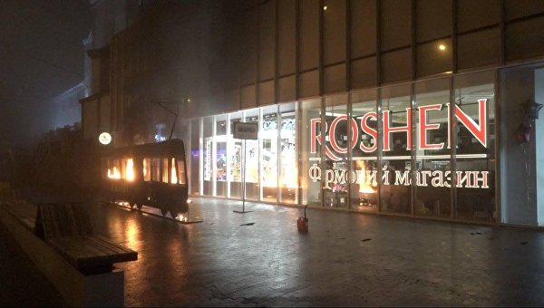 Горящий трамвай Roshen в Виннице, который подожгли Femen