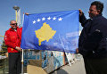 Жители Приштины с новым флагом самопровозглашенной респупблики Косово.