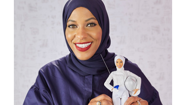 Кукла Барби в хиджабе со своим прототипом - американской фехтовальщицей и саблисткой Ибтихадж Мухаммад