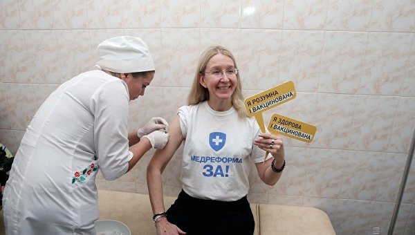 И.О. министра здравоохранения Украины Ульяна Супрун вакцинируется против гриппа.