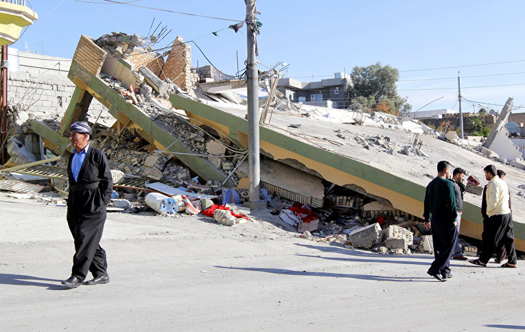 Число жертв мощного землетрясения на западе Ирана выросло до 445, еще около 7,1 тысячи человек были ранены. Разрушительное землетрясение магнитудой 7,2 произошло в воскресенье на границе Ирана и Ирака.